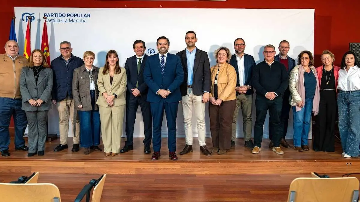 El presidente del PP de Castilla-La Mancha, Paco Núñez, acompañado de diputados y ediles este martes en un foro que el partido ha celebrado en Pedro Muñoz (Ciudad Real)