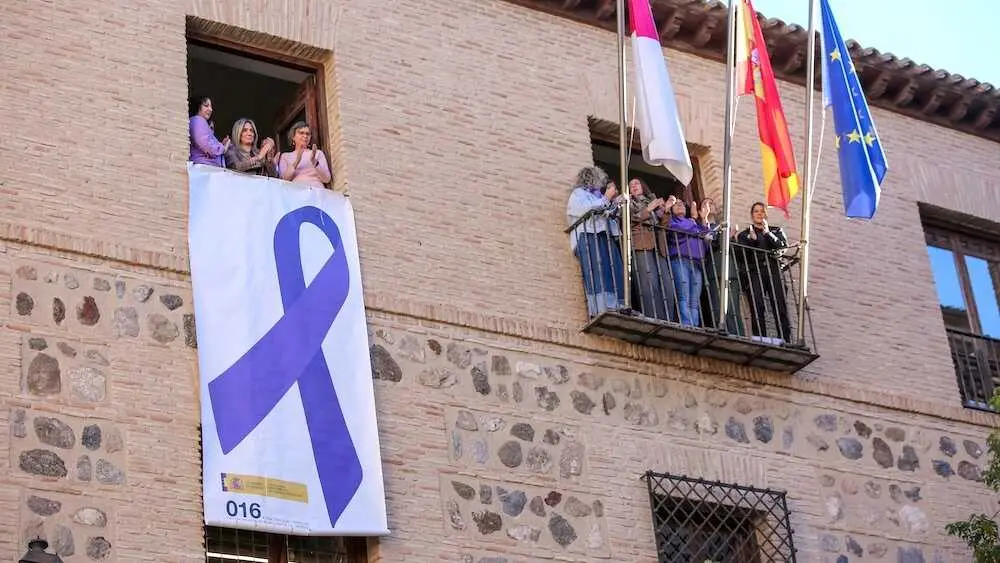 La delegada del Gobierno en Castilla-La Mancha, Milagros Tolón, despliega en la sede de la Delegación del Gobierno, en Toledo, el lazo morado contra la violencia machista