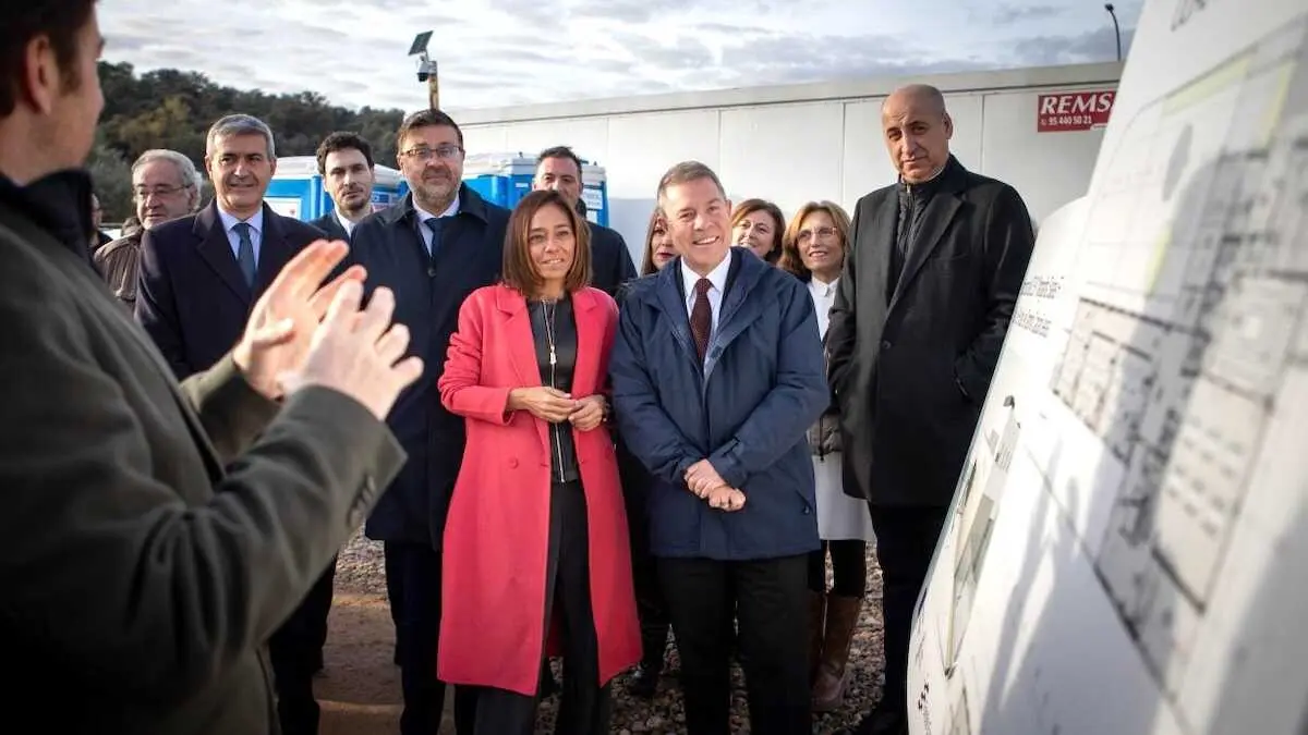 El presidente de Castilla-La Mancha, Emiliano García-Page, coloca, en Olías del Rey (Toledo), la primera piedra del CEIP ´Margarita Salas Falgueras´