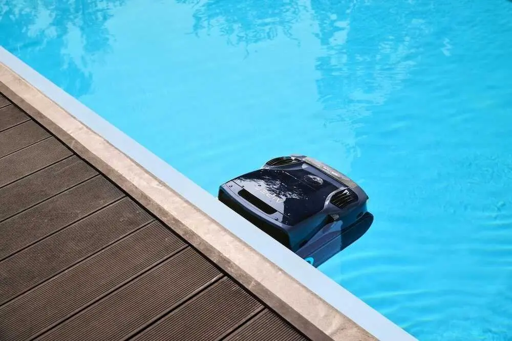 De las Herramientas Manuales a la Tecnología Inteligente: La Evolución Completa de la Limpieza de Piscinas