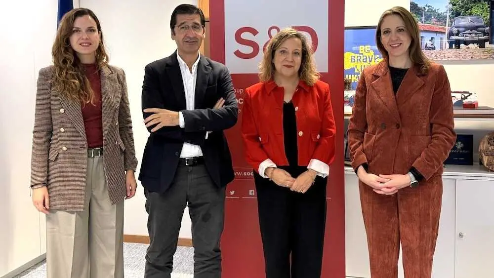 El vicepresidente segundo del Gobierno de Castilla-La Mancha, José Manuel Caballero, ha entregado a la presidenta del Grupo de los Socialistas y Demócratas Europeos, Iratxe García, el documento ‘Una PAC de futuro’, con las propuestas del Ejecutivo de García-Page