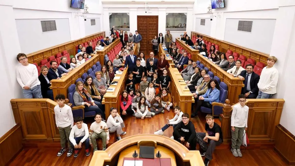 Las Cortes de Castilla-La Mancha han acogido un acto institucional por el Día Mundial de la Infancia con la POI y Unicef, en el que han participado también la consejera de Bienestar Social y alumnado de cinco colegios públicos de la región.