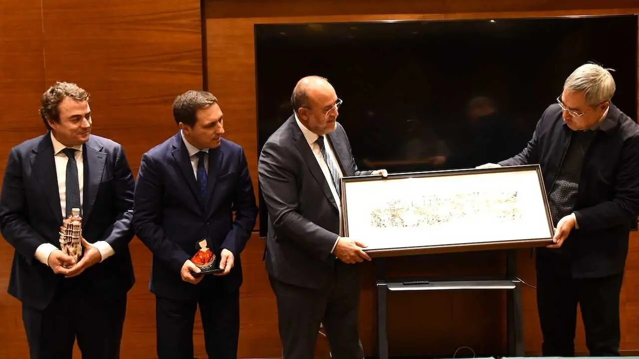 El vicepresidente primero del Gobierno regional, José Luis Martínez Guijarro, se reúne con dirigentes del distrito de Guangling, en Yangzhou (China).