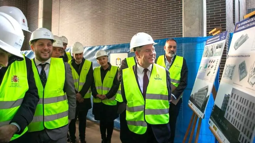 El presidente de Castilla-La Mancha, Emiliano García-Page, visita, en Guadalajara, la obra y el proyecto piloto de nuevas viviendas de alquiler asequible