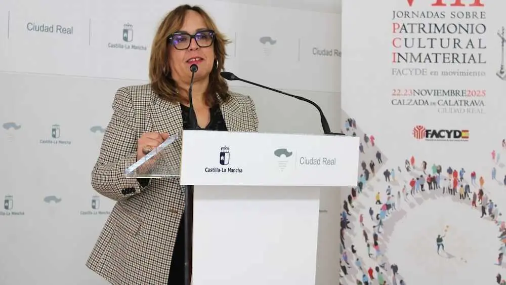 La viceconsejera de Cultura y Deportes, Carmen Teresa Olmedo, durante la presentación de las VIII Jornadas sobre Patrimonio Cultural e Inmaterial que tendrán lugar en Calzada de Calatrava (Ciudad Real)