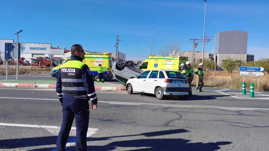 Cinco heridos, uno grave, tras salirse de la v&iacute;a y volcar un turismo en Villarrobledo (Albacete), accidente de tr&aacute;fico, polic&iacute;a local, volcado,