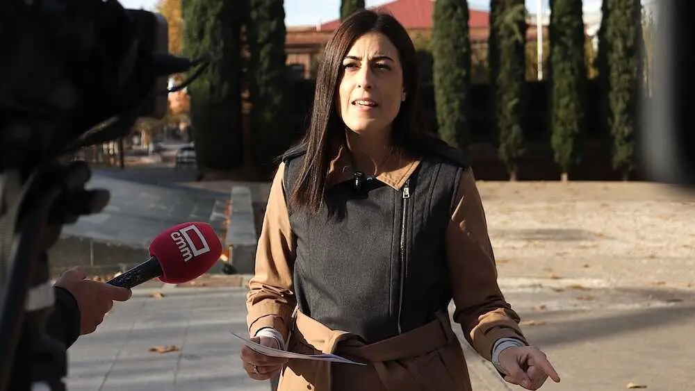 La viceportavoz del Partido Popular de Castilla-La Mancha, María Patricio, atendiendo a los medios este domingo en Guadalajara