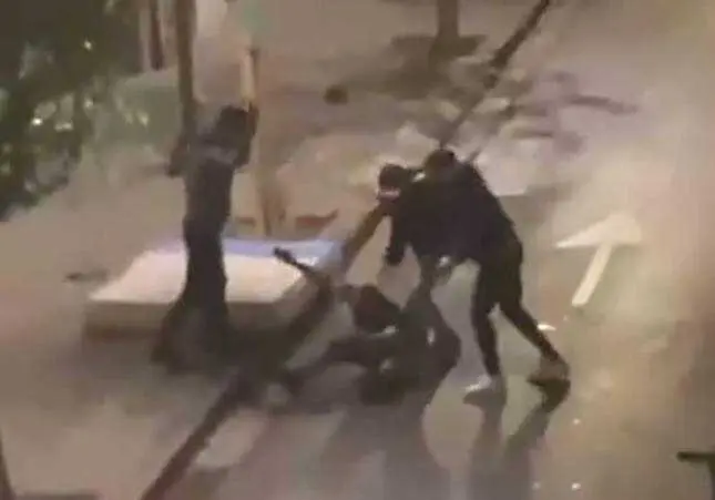 VIDEO. Una pelea en una calle acaba con 3 heridos apuñalados y varios detenidos