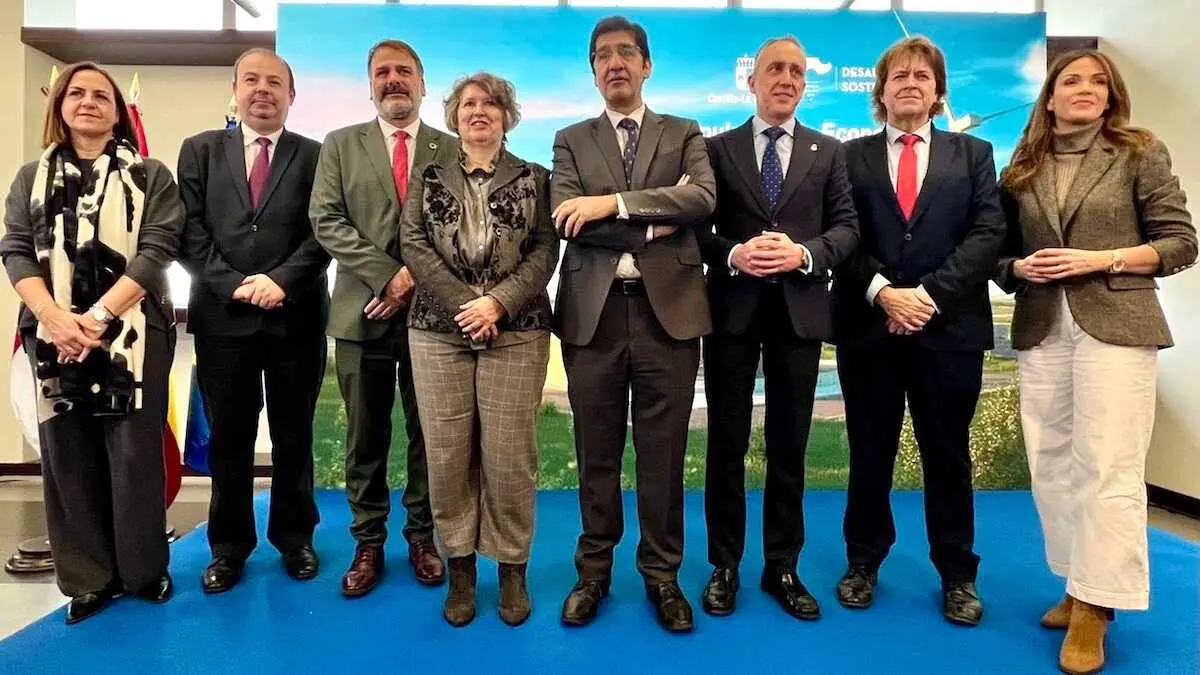 El vicepresidente segundo, José Manuel Caballero, y la consejera de Desarrollo Sostenible, Mercedes Gómez, han inaugurado, en el Instituto de Sistemas Fotovoltaicos de Concentración (ISFOC), la Oficina del Hidrógeno Renovable de Castilla-La Mancha