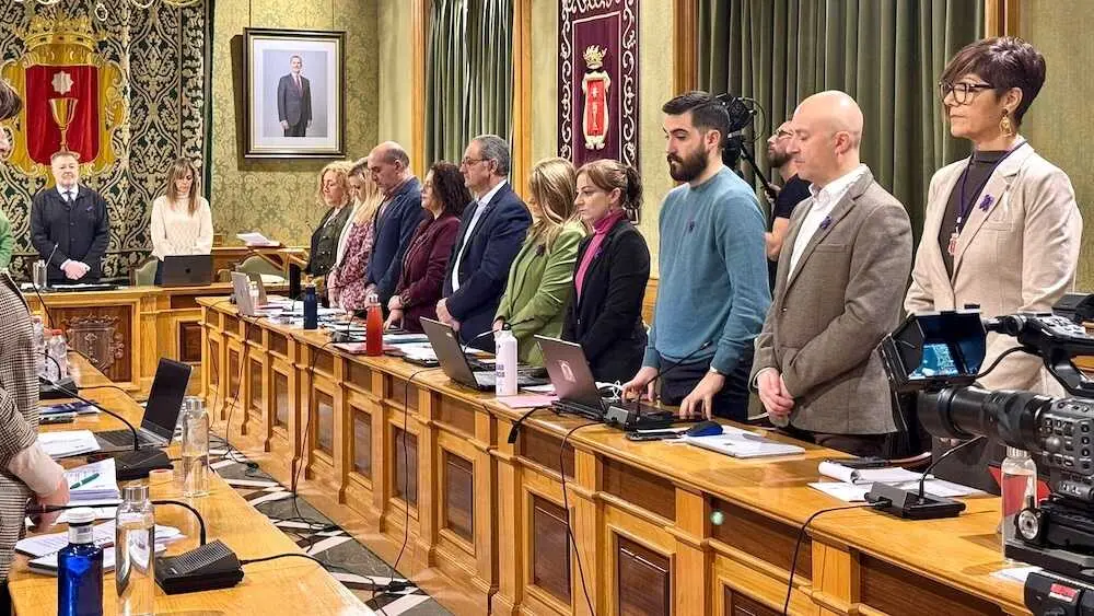 El pleno del Ayuntamiento de Cuenca celebrado este lunes ha guardado un minuto de silencio en memoria de las víctimas de la violencia de género en la antesala del 25N