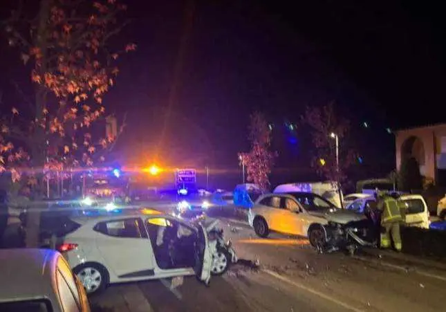 Tres heridos, una de ellas menor, en una colisión de dos coches en una calle, accidente de tráfico