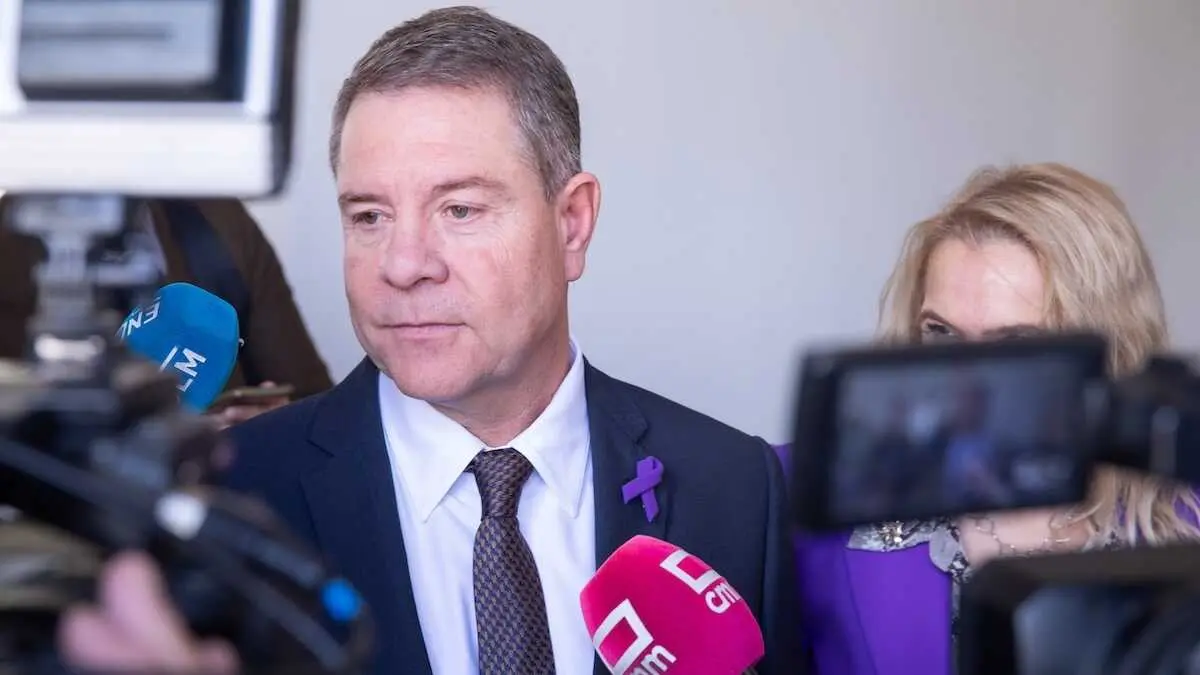 El presidente de Castilla-La Mancha, Emiliano García-Page, atendiendo a los medios de comunicación este martes tras un acto en Toledo