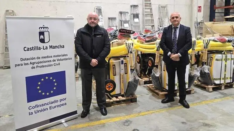 La Junta entrega bombas y material a 14 agrupaciones locales de Protección Civil