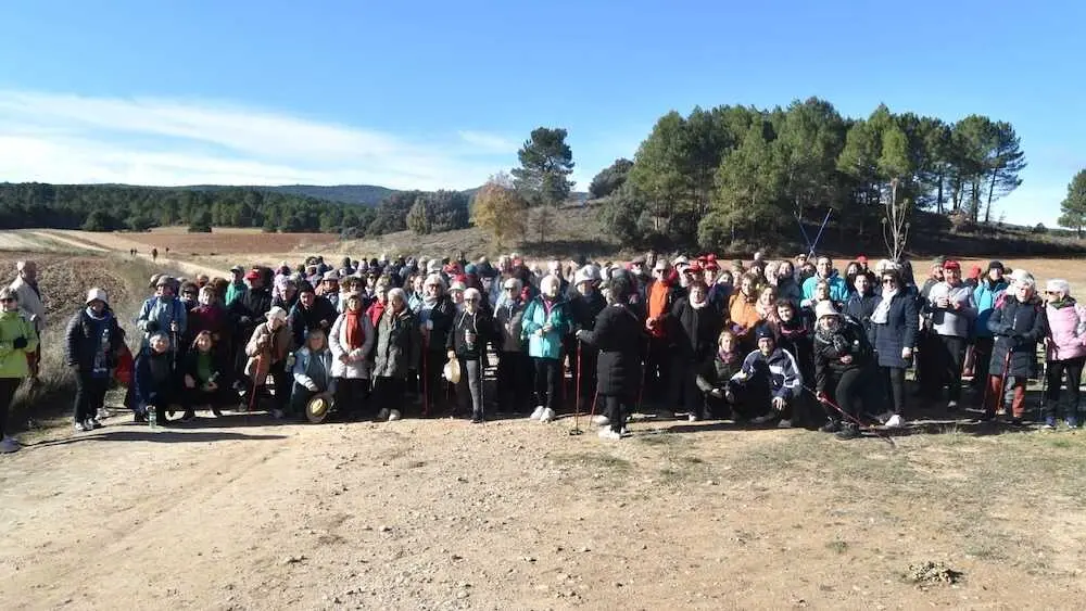 El presidente de la Diputación de Cuenca, Álvaro Martínez Chana, ha participado en la ruta de senderismo para mayores