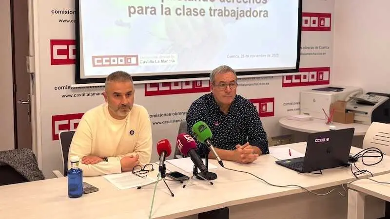 El secretario provincial del CCOO en Cuenca, Carlos Hortelano, y el secretario regional de Acción Sindical, Ángel León, durante la rueda de prensa que han ofrecido