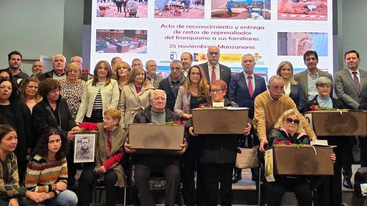 Manzanares (Ciudad Real) devuelve a 21 familias los restos de represaliados del franquismo