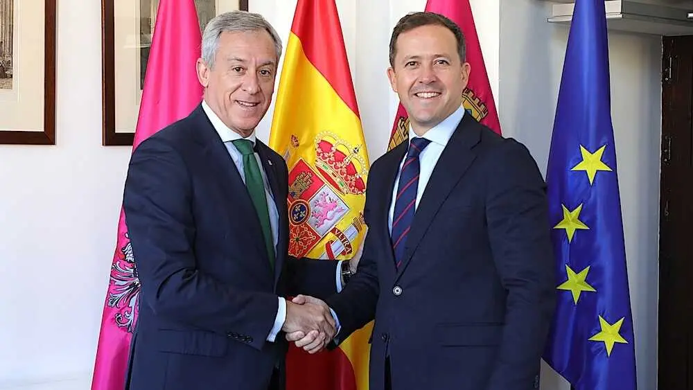 El presidente de Eurocaja Rural, Javier López Martín, y el alcalde de Toledo, Carlos Velázquez