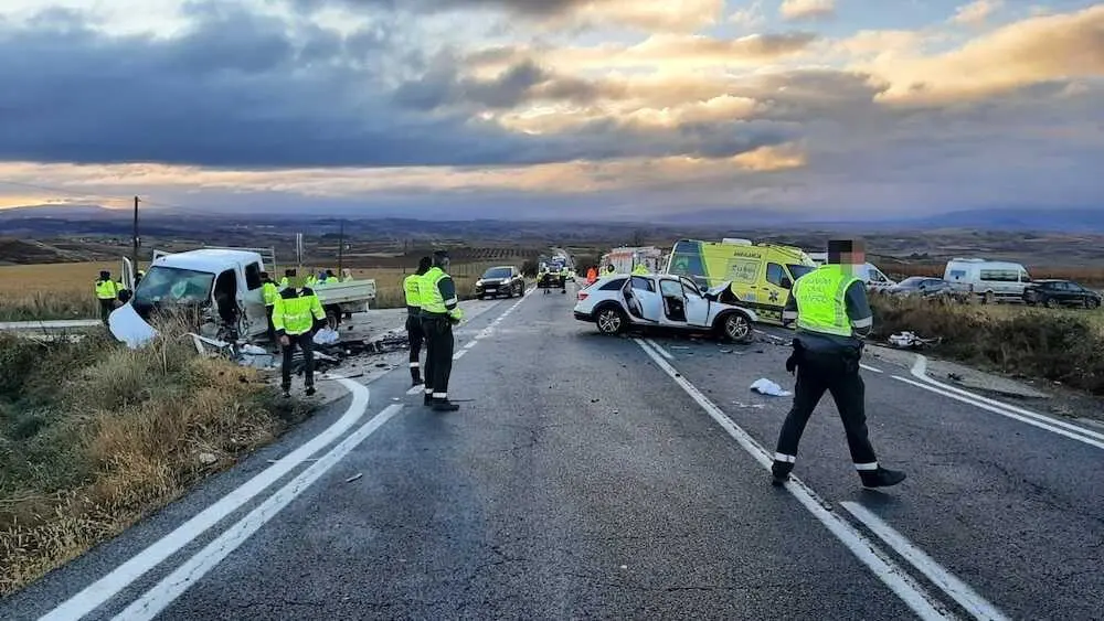 Un muerto y seis heridos graves al chocar frontalmente un coche y un camión, accidente de tráfico, choque, colisión