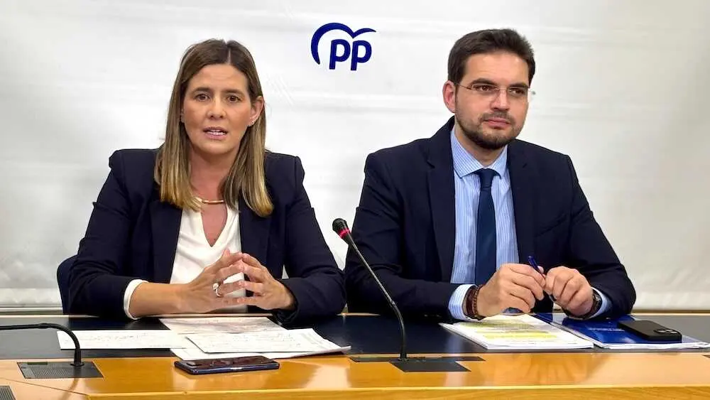 La secretaria general y portavoz parlamentaria del PP de Castilla-La Mancha, Carolina Agudo y el diputado autonómico y portavoz adjunto, Santiago Serrano, en rueda de prensa este miércoles en las Cortes regionales