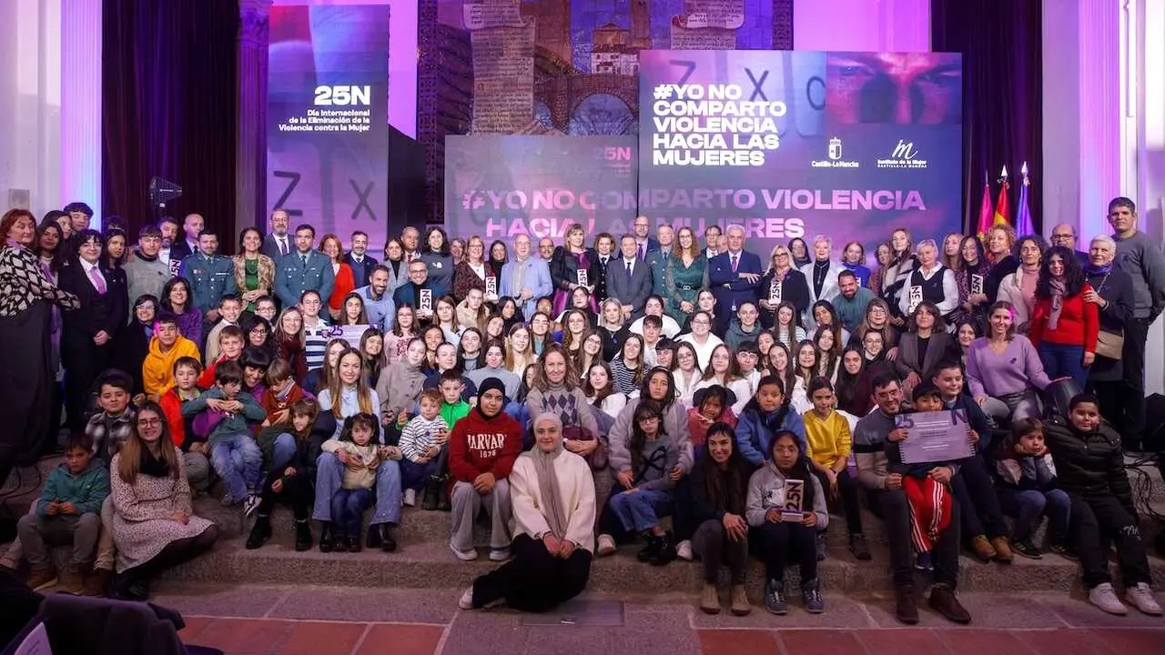 El presidente de Castilla-La Mancha, Emiliano García-Page, ha presidido, en Molina de Aragón (Guadalajara), el acto institucional con motivo del Día Internacional para la Eliminación de la Violencia contra las Mujeres (25N)