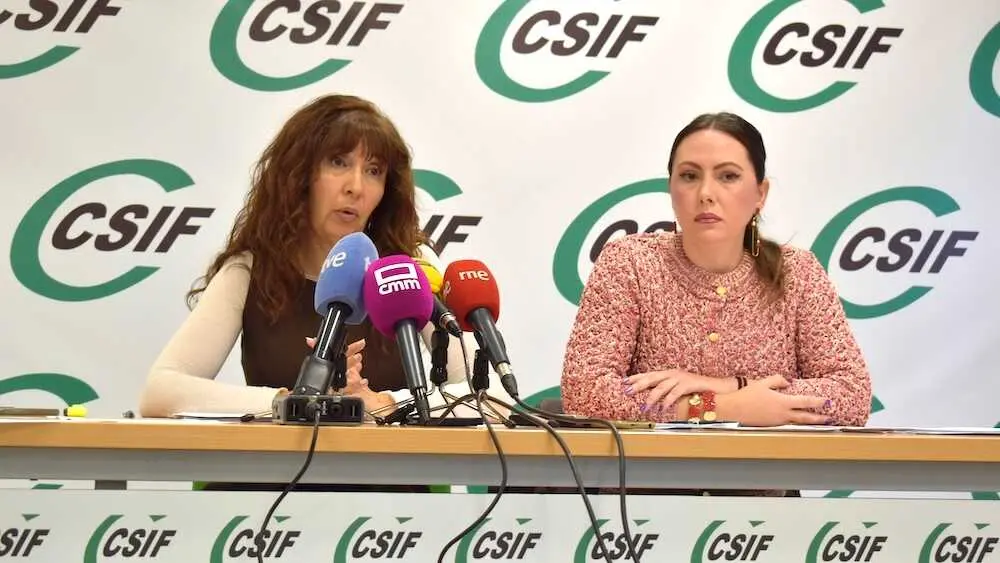 La responsable de CSIF Sanidad Toledo, Victoria Gutiérrez y Rosa Salort, trabajadora del Laboratorio de Anatomía Patológica del HUT, durante la rueda de prensa que han ofrecido