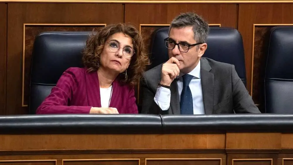 La vicepresidenta primera y ministra de Hacienda, María Jesús Montero, y el ministro de la Presidencia, Justicia y Relaciones con las Cortes, Félix Bolaños, este jueves durante la sesión plenaria en el Congreso de los Diputados - EP/Fernando Sánchez