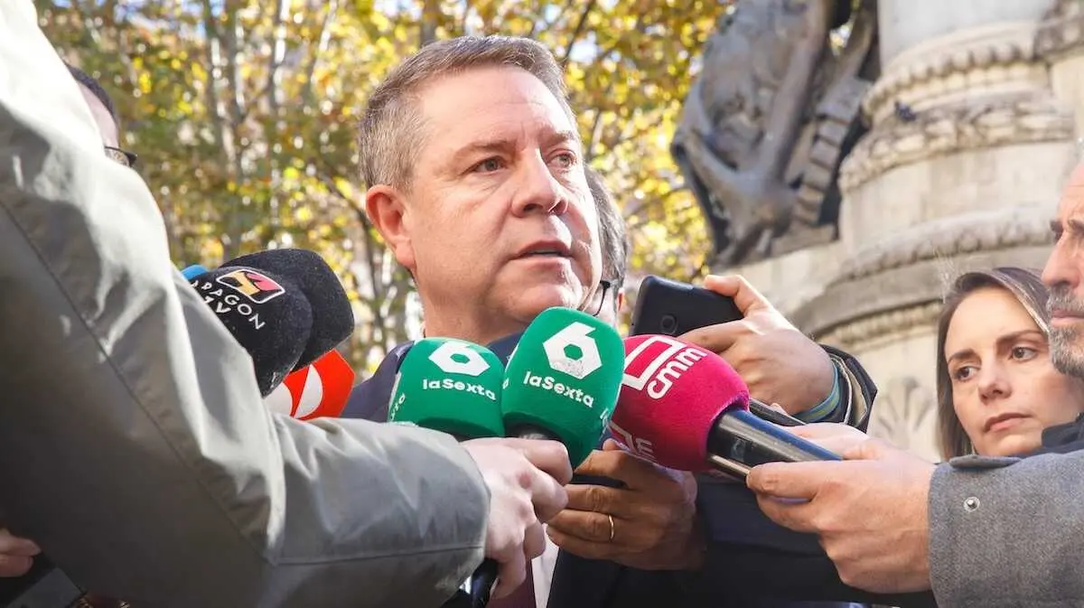 El presidente de Castilla-La Mancha, Emiliano García-Page, atendiendo a los medios este jueves momentos antes de asistir al homenaje ‘In memoriam’ que el Senado ha rendido a la figura de Javier Lambán