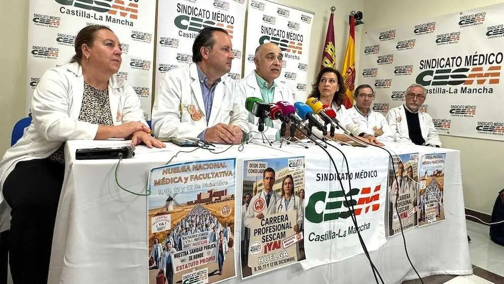 El presidente del Sindicato Médico en Castilla-La Mancha (CESM), Jorge Juan Curiel, y el secretario general, Óscar Quintana, durante la rueda de prensa que han ofrecido para informar de la huelga