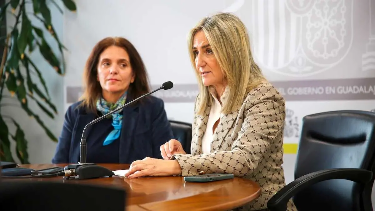 La delegada del Gobierno en Castilla-La Mancha, Milagros Tolón, y la subdelegada en la provincia de Guadalajara, Susana Cabellos, durante la rueda de prensa que han ofrecido