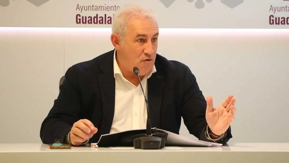 El concejal de Seguridad del Ayuntamiento de Guadalajara, Chema Antón, durante la rueda de prensa que ha ofrecido