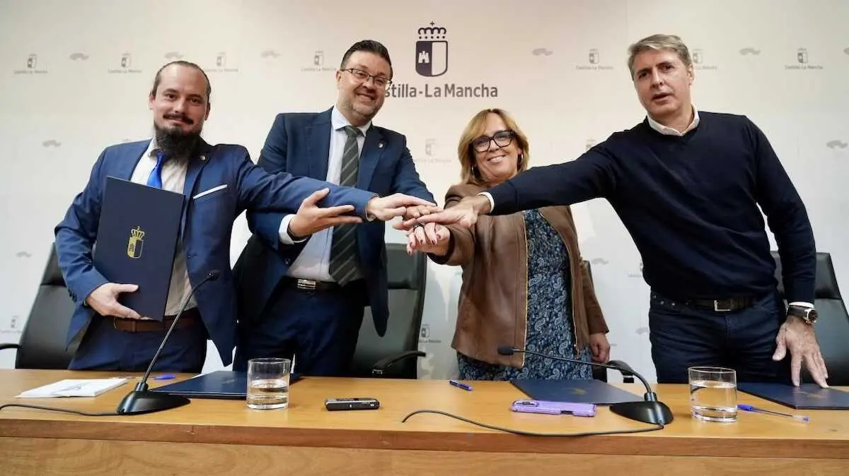 La Junta firma un convenio con las federaciones de folclores y de bandas de música