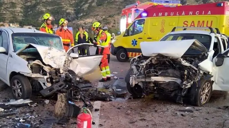 Muere una joven de 32 años y un hombre herido en una colisión de dos coches, accidente de tráfico, choque,