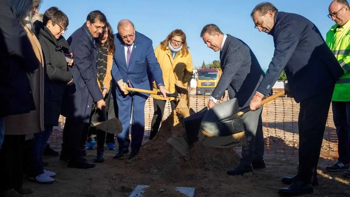 El presidente de Castilla-La Mancha, Emiliano García-Page, ha colocado la primera piedra del nuevo Centro de Salud de Carrión de Calatrava, en la provincia de Ciudad Real