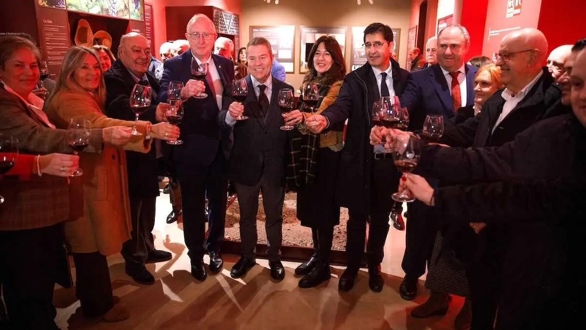El presidente de Castilla-La Mancha, Emiliano García-Page, inaugura, en Carrión de Calatrava (Ciudad Real), el ‘Centro de Interpretación del Vino’