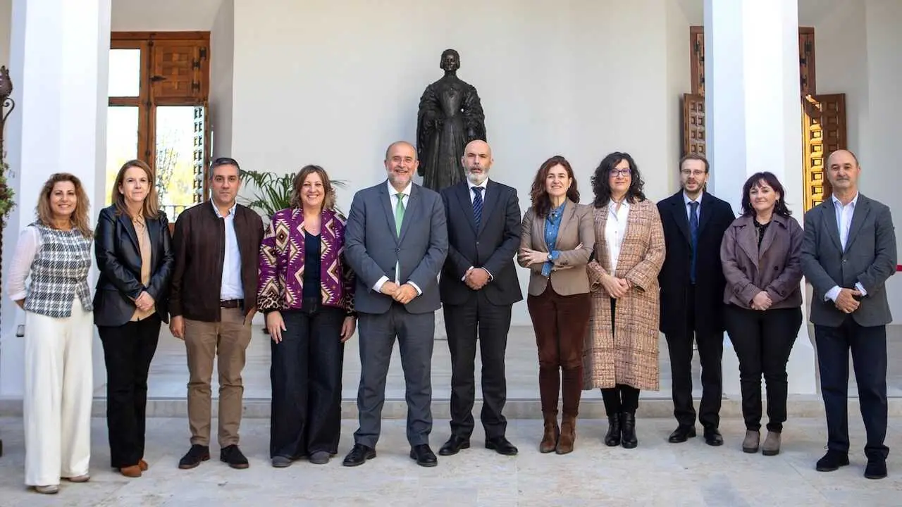 El vicepresidente primero del Gobierno regional, José Luis Martínez Guijarro, y la consejera de Economía, Empresas y Empleo, Patricia Franco, presiden la reunión del Consejo de Diálogo Social de Castilla-La Mancha