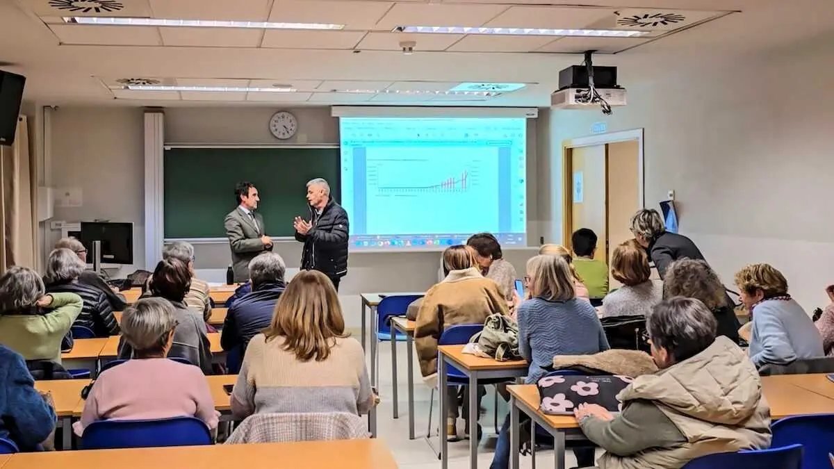 Más de 200 personas cursan estudios en la Universidad de Mayores de la Universidad de Alcalá de Henares (UAH) en el campus de Guadalajara, un tipo de formación dirigida a mayores de 50 años que quieren ampliar su nivel formativo y cultural - EFE/Beatriz Retuerta