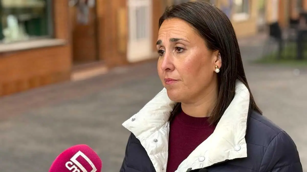 La portavoz del PP de Castilla-La Mancha, Alejandra Hernández, atendiendo a los medios de comunicación este sábado en Illescas (Toledo)