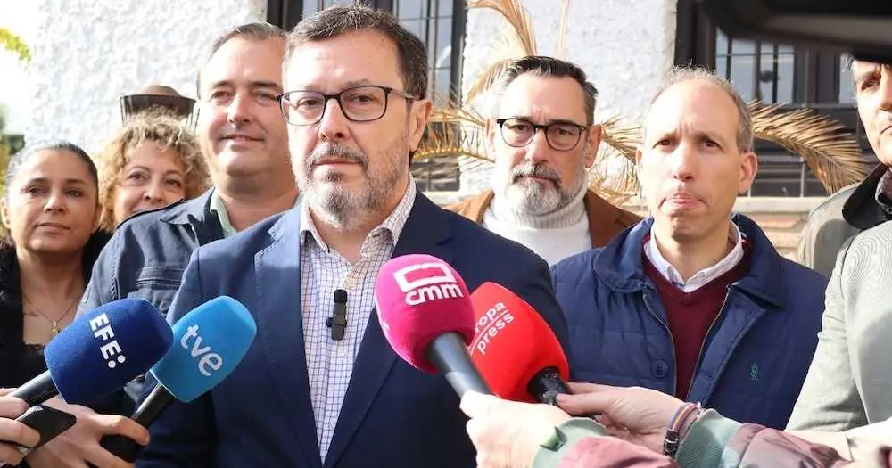 El portavoz nacional de Vox, José Antonio Fúster, atendiendo a los medios este sábado en la localidad de Olías del Rey (Toledo)