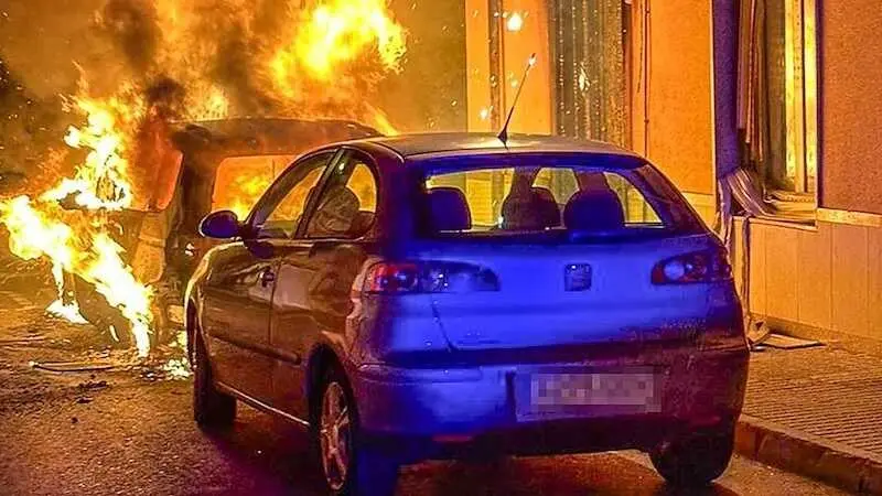 En la imagen de archivo un coche ardiendo en una calle tras una explosión