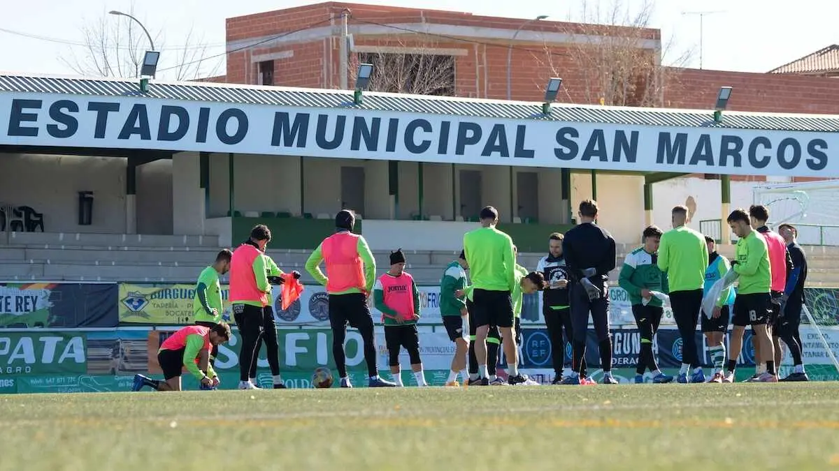 Entrenamiento del CD Quintanar Del Rey en el estadio municipal San Marcos, este domingo en Cuenca, previa al partido de Copa del rey frente al Elche - EFE/Álvaro del Olmo