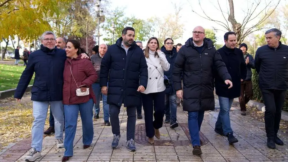 El presidente del PP de Castilla-La Mancha, Paco Núñez, junto a dirigentes del partido en la región este domingo en la concentración convocada en Madrid
