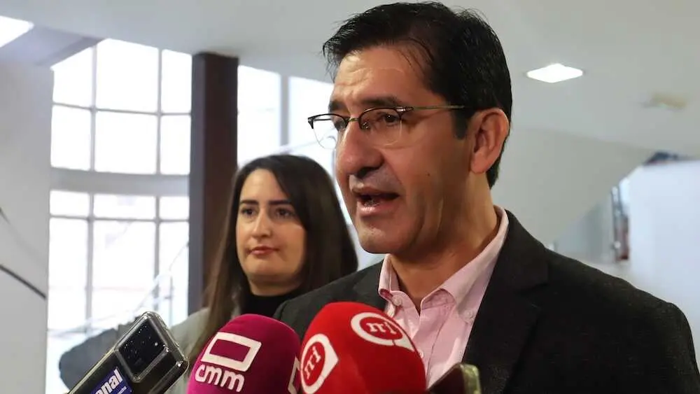 El secretario general del PSOE provincial de Ciudad Real, José Manuel Caballero, atendiendo a los medios este domingo en Campo de Criptana