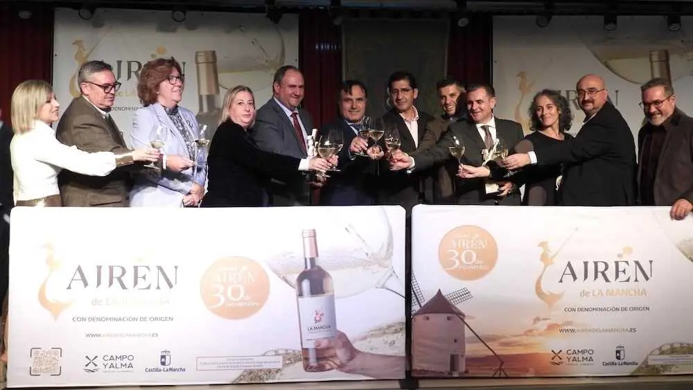 El vicepresidente segundo del Ejecutivo autonómico, José Manuel Caballero, y el consejero de Agricultura, Ganadería y Desarrollo Rural, Julián Martínez Lizán, han participado este domingo en Campo de Criptana (Ciudad Real) en la celebración del Día del Airén