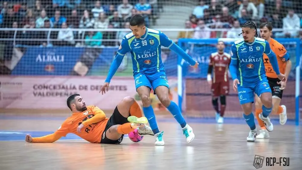 El Viña Albali Valdepeñas refuerza su dinámica positiva tras superar a Ribera Navarra (2-1)