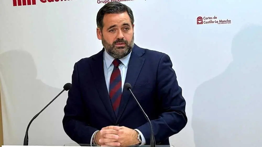 El presidente del PP de Castilla-La Mancha, Paco Núñez, durante la rueda de prensa que ha ofrecido en las Cortes regionales