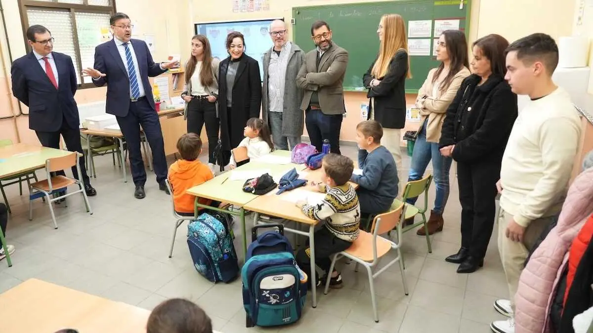 El consejero de Educación, Cultura y Deportes de Castilla-La Mancha, Amador Pastor, durante la visita que ha realizado al CEIP ‘Nuestra Señora de la Natividad’ de Cedillo del Condado (Toledo)