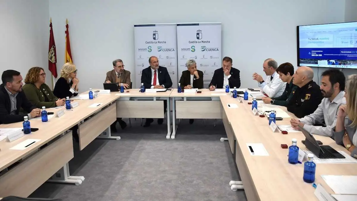 El vicepresidente primero del Gobierno regional, José Luis Martínez Guijarro, y el consejero de Sanidad, Jesús Fernández Sanz, han participado en la Junta de Seguridad Extraordinaria con motivo del cierre de Urgencias del hospital 'Virgen de la Luz', que ha tenido lugar en el nuevo Hospital Universitario de Cuenca