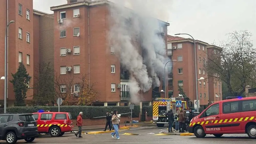 Ocho afectados, entre ellos dos policías, en un incendio en un bloque de pisos de Toledo