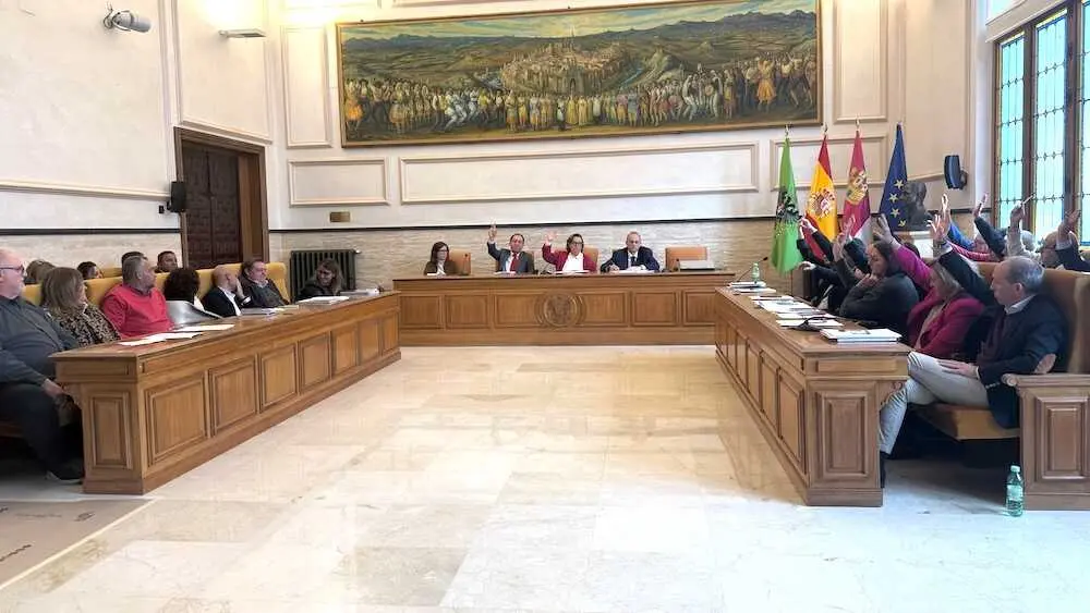 En la imagen un instante del Pleno de la Diputación de Toledo que ha aprobado este martes los presupuestos para 2026