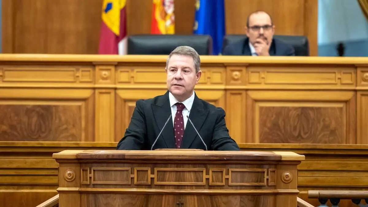 El presidente de Castilla-La Mancha, Emiliano García-Page, durante su intervención este miércoles en el acto institucional del Día de la Constitución celebrado en las Cortes regionales